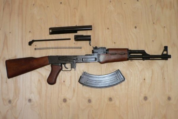 Replika-ase Kalashnikov kenttäpurku