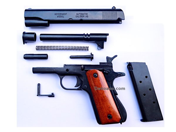 Asejäljitelmä Colt 1911-A1 pistooli purettuna.
