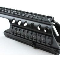 Remington 870 haulikko Weaver-tähtäinkisko sivukiskolla
