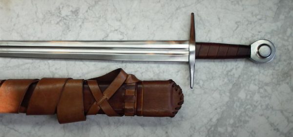 Keskiaikainen ritarin miekka replika.