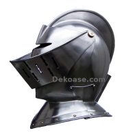 Eurooppalainen umpikypärä Closed Helm strutsinsulkapidikkeellä.
