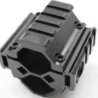 Pumppuhaulikon taktinen Weaver/Picatinny kolmoiskisko piipun ja makasiiniputken ympärille. CNC-koneistettua alumiinia.