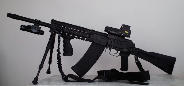 Saiga-12 rynnäkköhaulikko irtolippaalla.