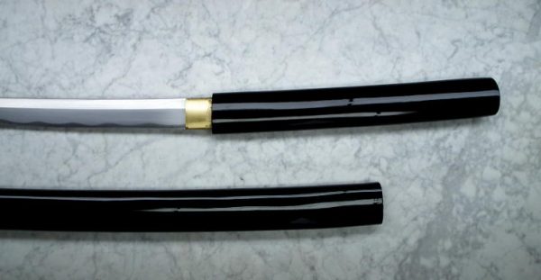 Ninja-miekka Shirasaya Shikomizue, teroitettu 1045-hiiliteräs.