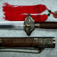 Kiinalainen historiallinen Jian (Tai Chi) miekka, hiiliteräksestä valmistettu replika.
