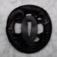 Tsuba Katana-miekkaan. Purettavalla kahvalla varustettuun Samurai-miekkaan. Valmistettu valumetallista, malli 005.