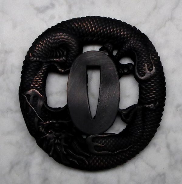 Tsuba Katana-miekkaan. Purettavalla kahvalla varustettuun Samurai-miekkaan. Valmistettu valumetallista, malli 005.