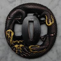 Japanilaisen Katana-miekan vaihdettava tsuba. Valmistettu valumetallista, malli 019.