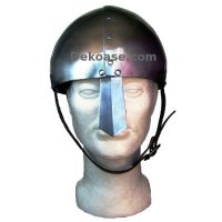 Normannikypärä eli Nasal Helmet Niitatulla rakenteella.