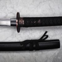 Wakizashi eli lyhyt Samurai-miekka, teroitettu 1045-hiiliteräs.