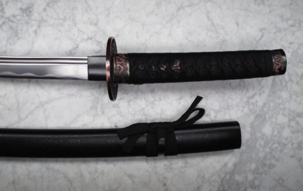 Wakizashi eli lyhyt Samurai-miekka, teroitettu 1045-hiiliteräs.